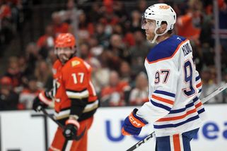 NHL | Ujeď a dej gól! Anaheim dál deptá McDavida, gólman Oilers sklízel posměch - Sport.cz